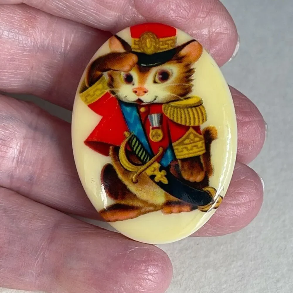 Vintage saluting kitty in uniform pin.